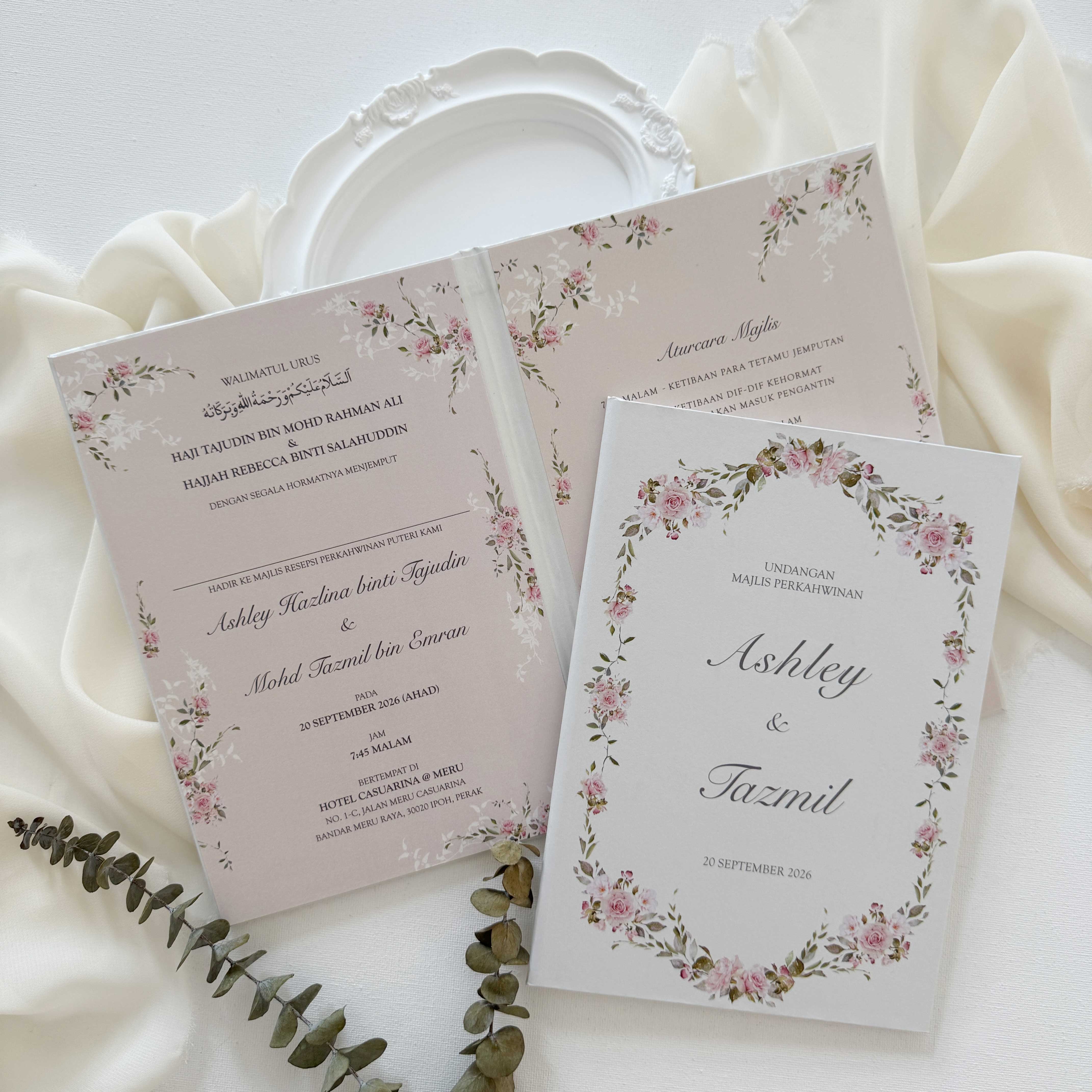 Hardcover wedding invitations offer a premium, book-like luxury presentation that makes a lasting statement for high-end ceremonies. Built on durable rigid chipboard, these invitations are often paired with high-end textures like matte laminate, velvet, or suede, and are finished with elegant hot foil stamping.