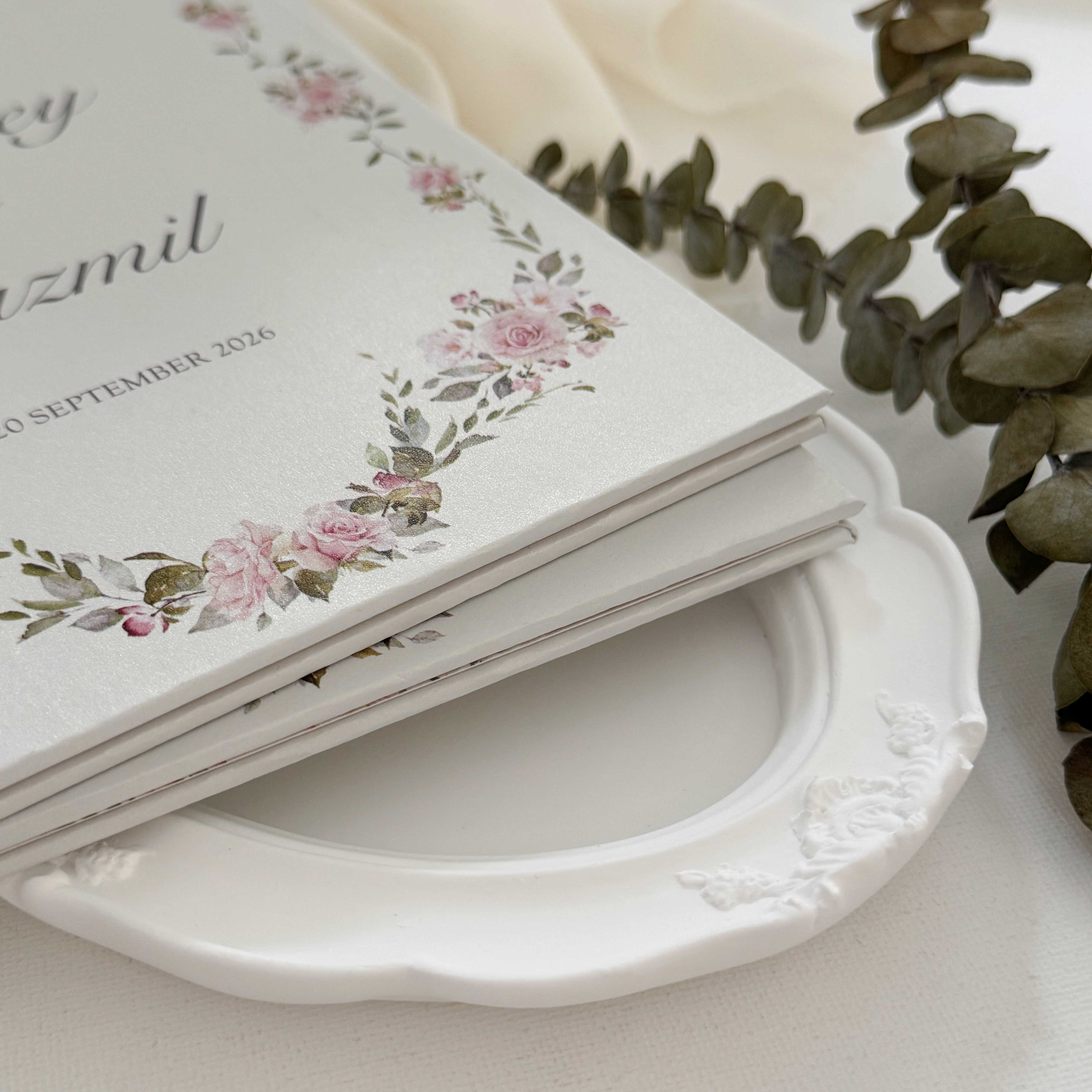 Hardcover wedding invitations offer a premium, book-like luxury presentation that makes a lasting statement for high-end ceremonies. Built on durable rigid chipboard, these invitations are often paired with high-end textures like matte laminate, velvet, or suede, and are finished with elegant hot foil stamping.