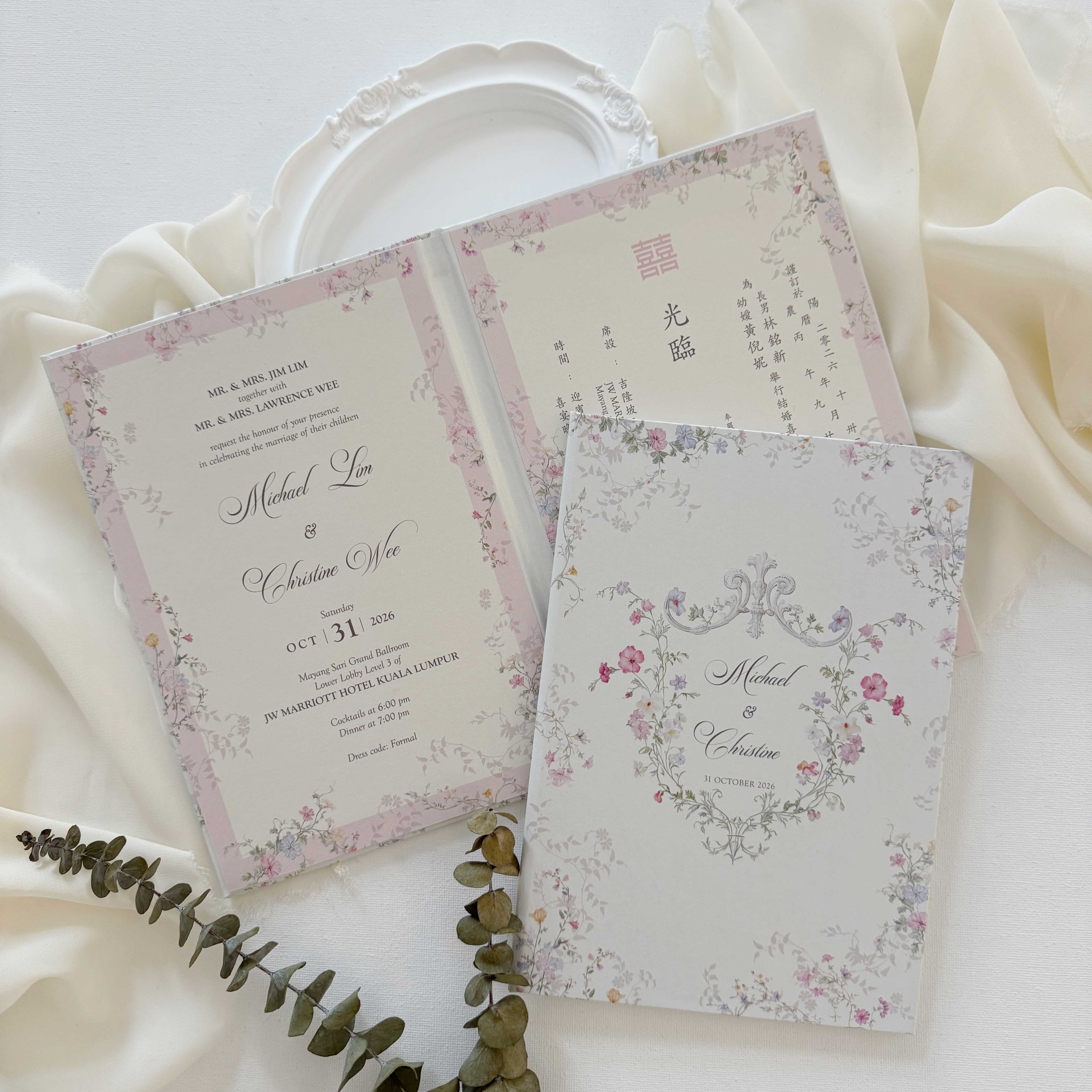 Hardcover wedding invitations offer a premium, book-like luxury presentation that makes a lasting statement for high-end ceremonies. Built on durable rigid chipboard, these invitations are often paired with high-end textures like matte laminate, velvet, or suede, and are finished with elegant hot foil stamping.