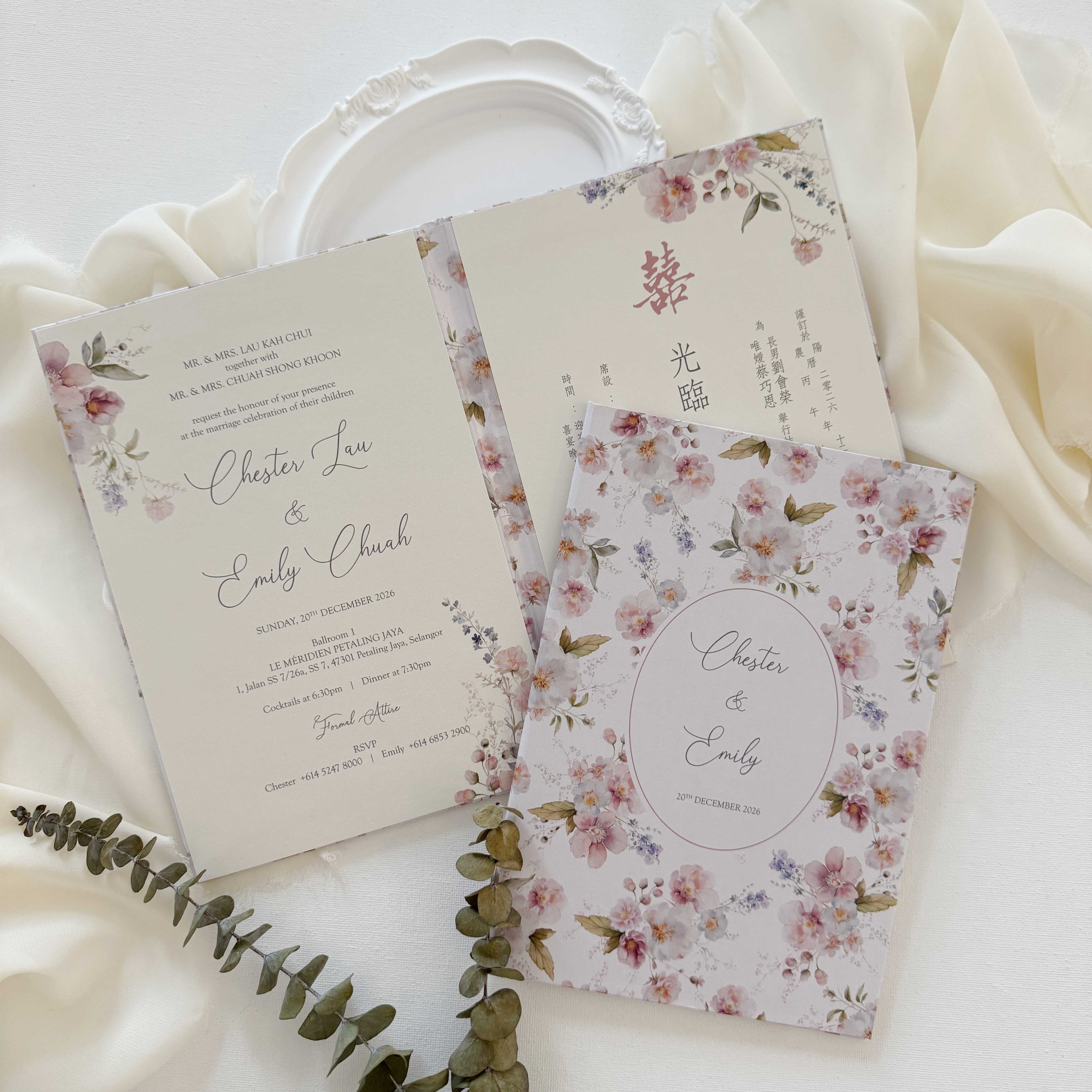 Hardcover wedding invitations offer a premium, book-like luxury presentation that makes a lasting statement for high-end ceremonies. Built on durable rigid chipboard, these invitations are often paired with high-end textures like matte laminate, velvet, or suede, and are finished with elegant hot foil stamping.